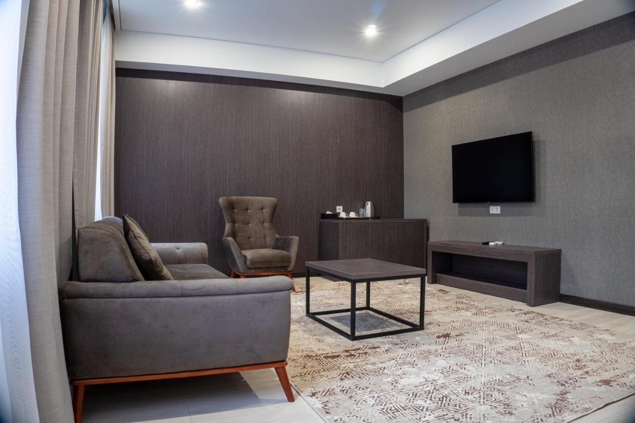 Resident Hotel Kazybek Bi Almaty Esterno foto