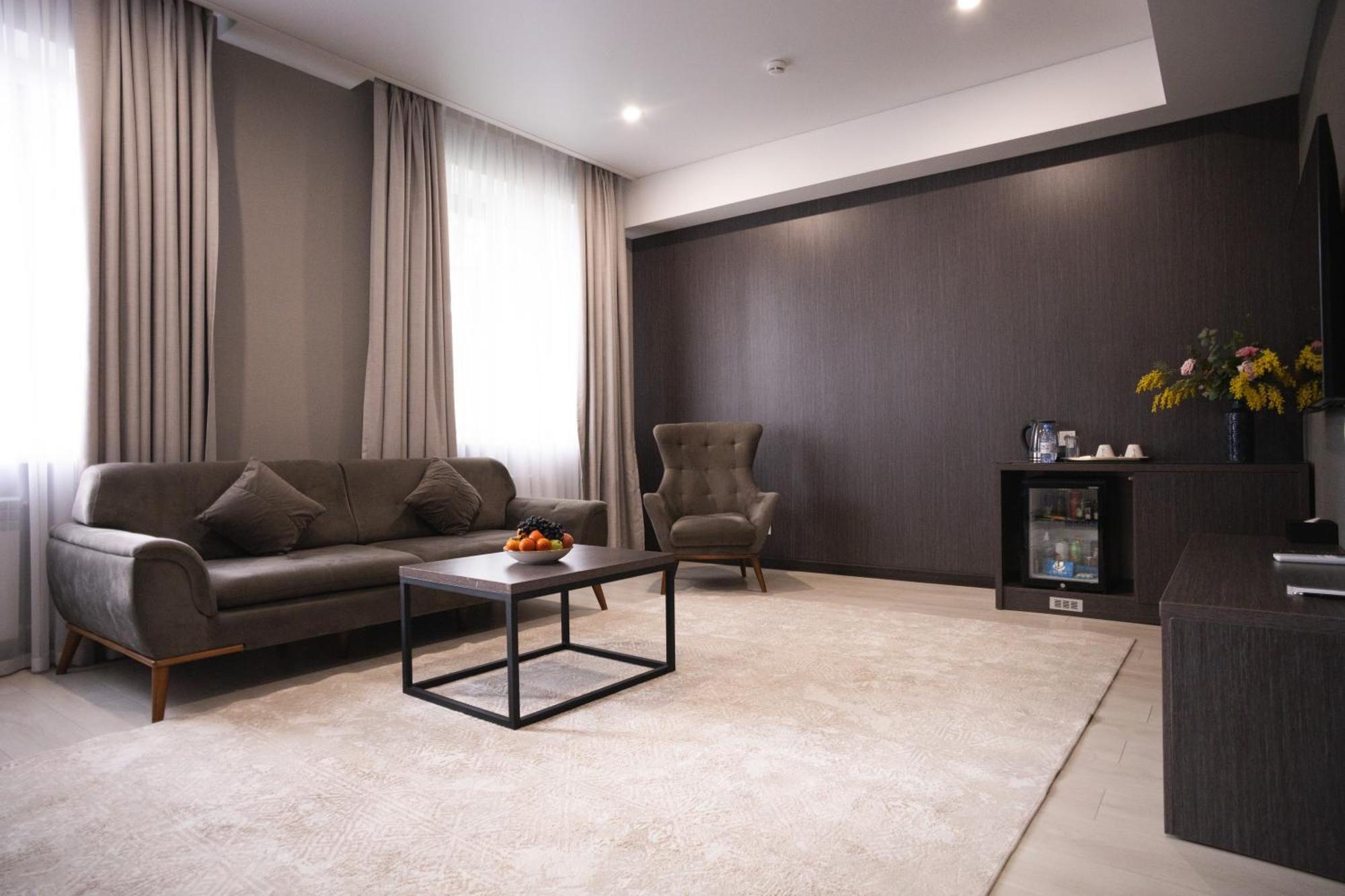 Resident Hotel Kazybek Bi Almaty Esterno foto