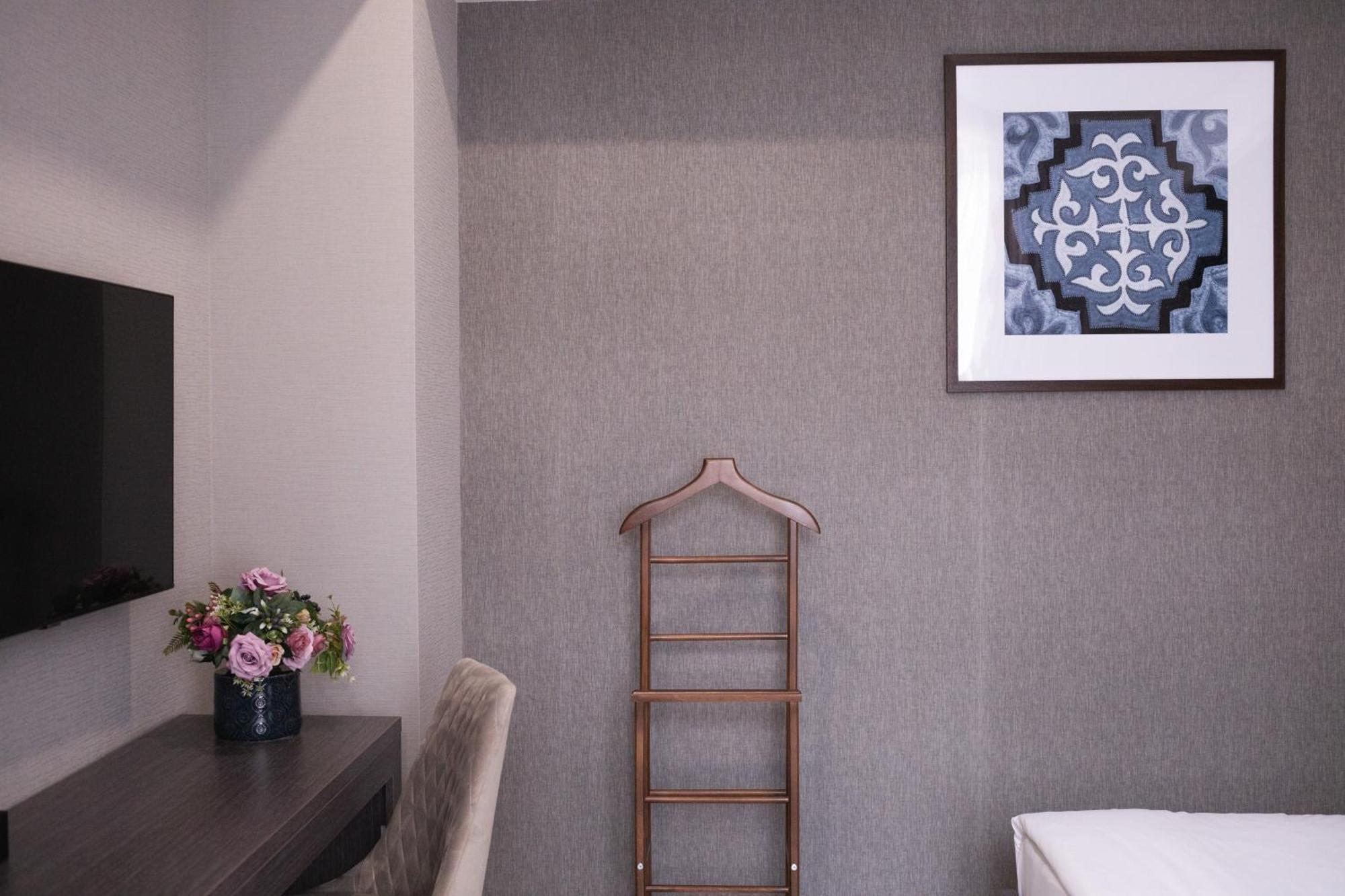 Resident Hotel Kazybek Bi Almaty Esterno foto